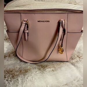 Micheal Kors purse: light pink great condition